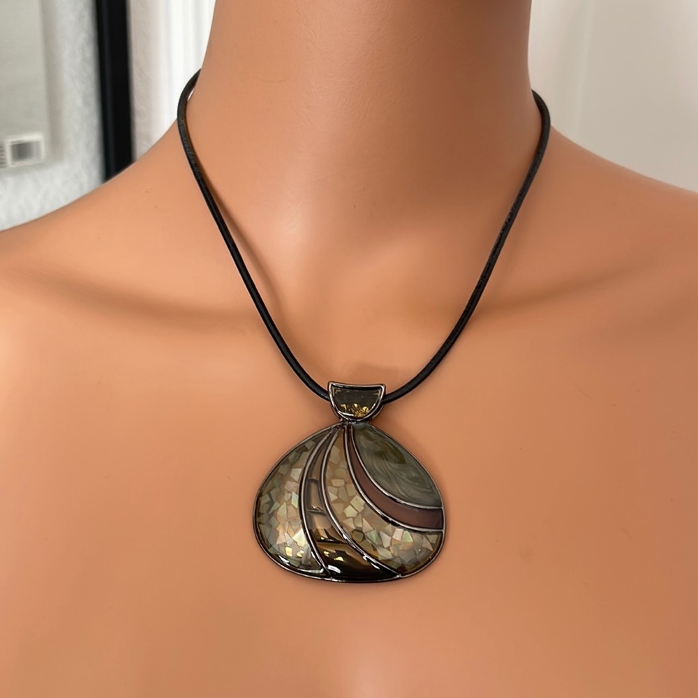 BEAUTIFUL LIA SOPHIA MOTHER-OF-PEARL cord necklace. EXCELLENT CONDITION.